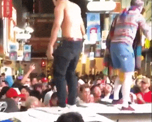 Nhieu ban tre Nhat Ban pha oto, sam so con gai trong le hoi Halloween hinh anh