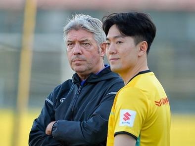 Tro ly ngon ngu moi cua HLV Park Hang-seo cao rao, dam me du lich hinh anh