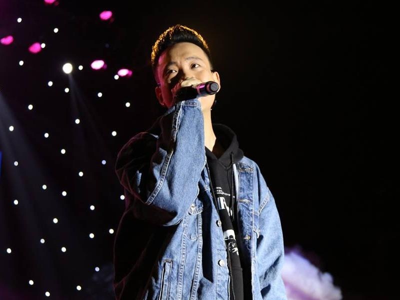 JustaTee, Binz 'chay' cung hang nghin thay tro truong THPT Chu Van An hinh anh