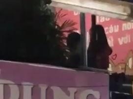 Doi tre than nhien 'dien canh nong' tai quan tra sua o Ha Noi? hinh anh