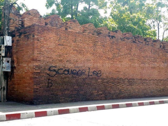 vẽ bậy lên di tích lịch sử ảnh 2 ve bay len di tich lich su anh 2