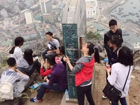 Chup anh chua du hay sao ma con viet bay chu 'Hao' len di tich? hinh anh