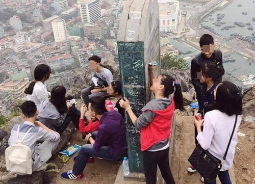 vẽ bậy lên di tích lịch sử ảnh 3 ve bay len di tich lich su anh 3