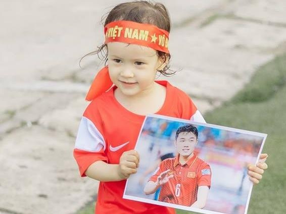 Em be lai 3 tuoi ham mo cau thu Xuan Truong va doi tuyen Viet Nam hinh anh