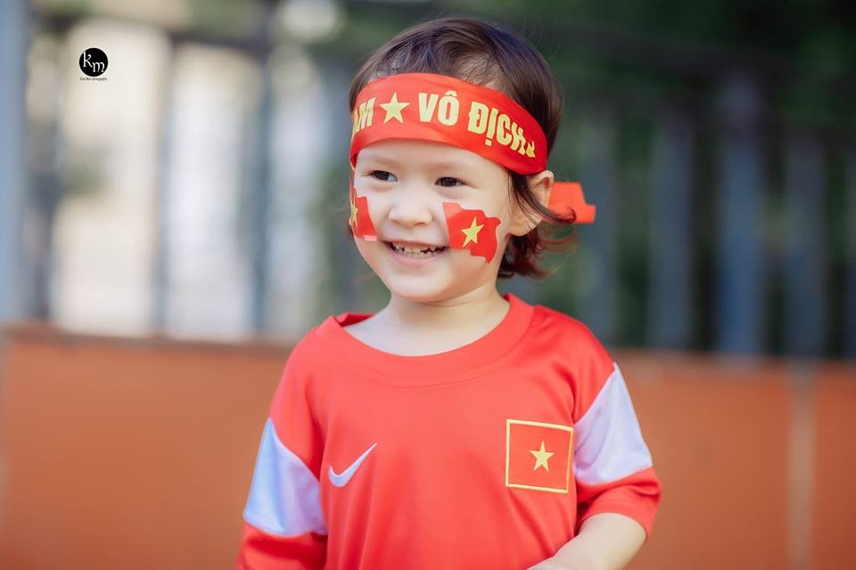 Bé gái cổ vũ đội tuyển Việt Nam ảnh 2 Be gai co vu doi tuyen Viet Nam anh 2