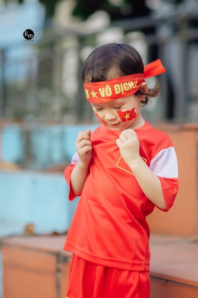 Bé gái cổ vũ đội tuyển Việt Nam ảnh 3 Be gai co vu doi tuyen Viet Nam anh 3