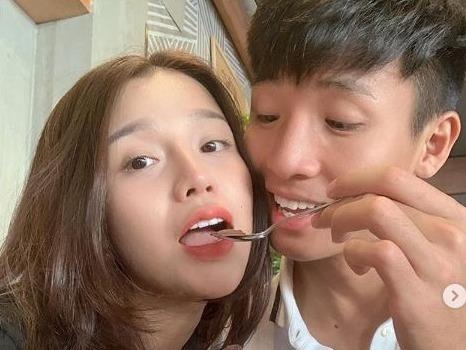 Ban gai Tien Dung, Huy Hung gui loi chuc toi doi VN truoc tran gap Lao hinh anh