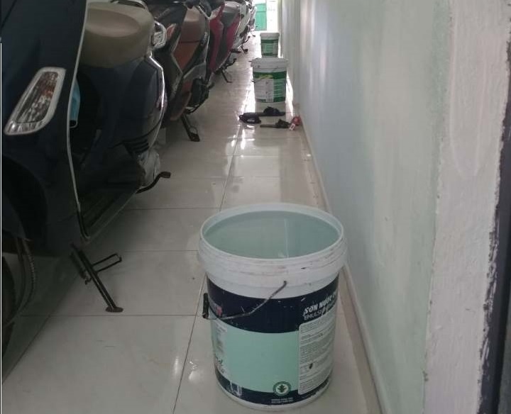 Chu nha tro Da Nang dang yeu sang som xach cho moi phong mot xo nuoc hinh anh