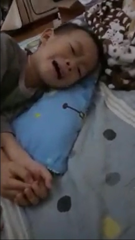Cậu bé 4 tuổi khóc vì không được dự đám cưới bố mẹ ảnh 1 Cau be 4 tuoi khoc vi khong duoc du dam cuoi bo me anh 1