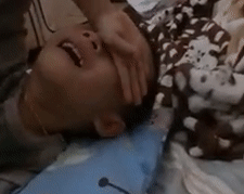 Cau be khoc loc vi khong duoc di du dam cuoi cua cha me hinh anh