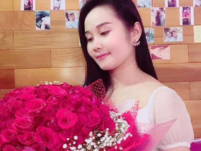 Cau thu Tien Linh tang truoc qua 20/11 cho ban gai giao vien hinh anh