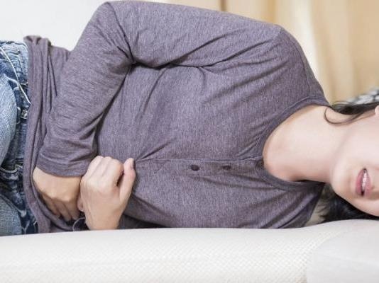 Nu sinh Han Quoc ngat xiu trong nha ve sinh sau khi thi dai hoc hinh anh