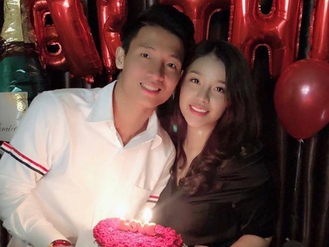 Ban gai Bui Tien Dung co vu nguoi yeu truoc gio dau voi DT Malaysia hinh anh