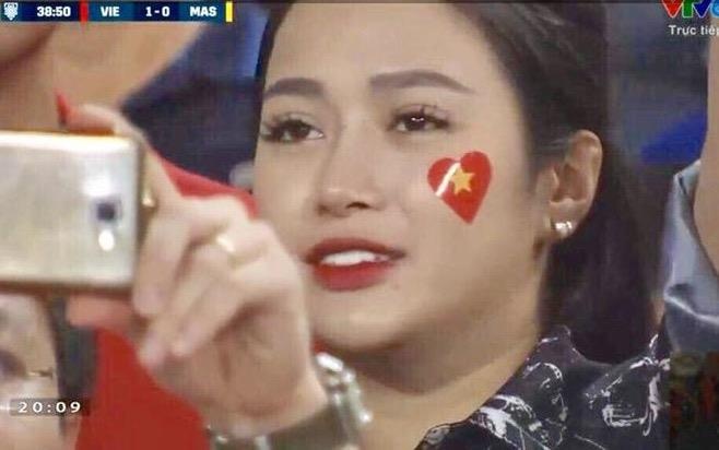 Nu CDV len song truc tiep: Bat ngo khi ve nha FB tang vai nghin follow hinh anh