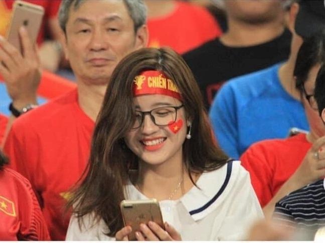 Co dong vien xinh dep bi 'khung bo' tin nhan tren Facebook hinh anh