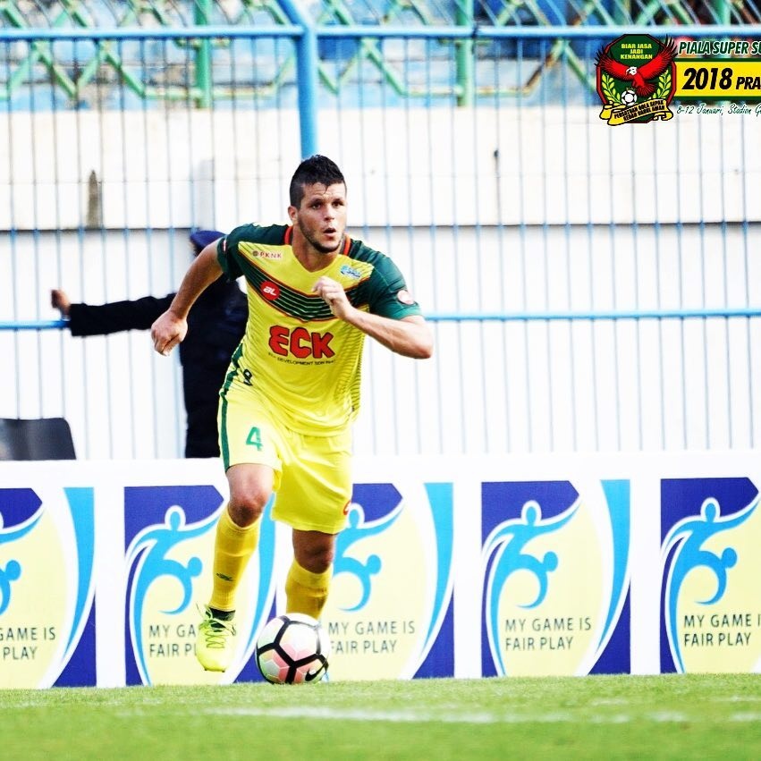 cau thu Philippines than thiet voi Duy Manh anh 2