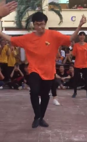 thay giao nhay cung hoc sinh anh 1