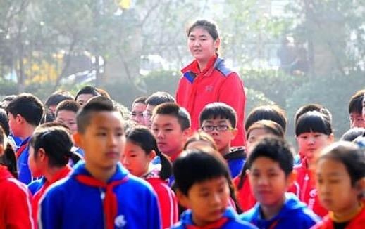 Co be Trung Quoc 11 tuoi cao 2,1 m: Van hoc tap, vui choi binh thuong hinh anh