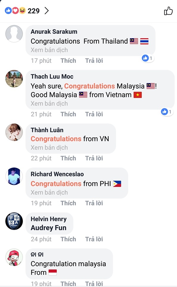 CĐV Malaysia cầu hôn trên khán đài ảnh 2 CDV Malaysia cau hon tren khan dai anh 2