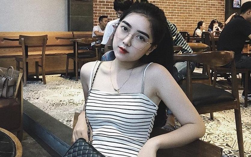 Co gai xinh dep mac ao doi, nam tay cau thu Duc Chinh tren pho la ai? hinh anh