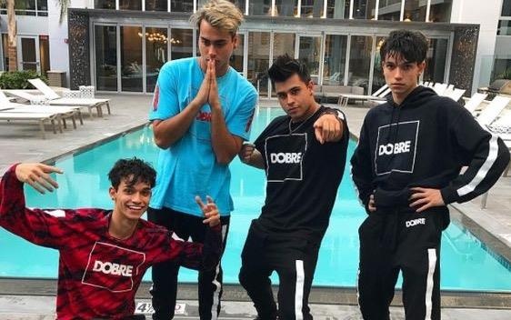 4 anh em dien trai the hien tai nang ca hat, nhao lon hinh anh