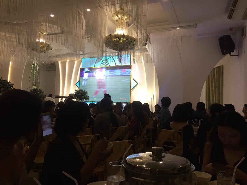 Co vu bong da trong dam cuoi anh 2