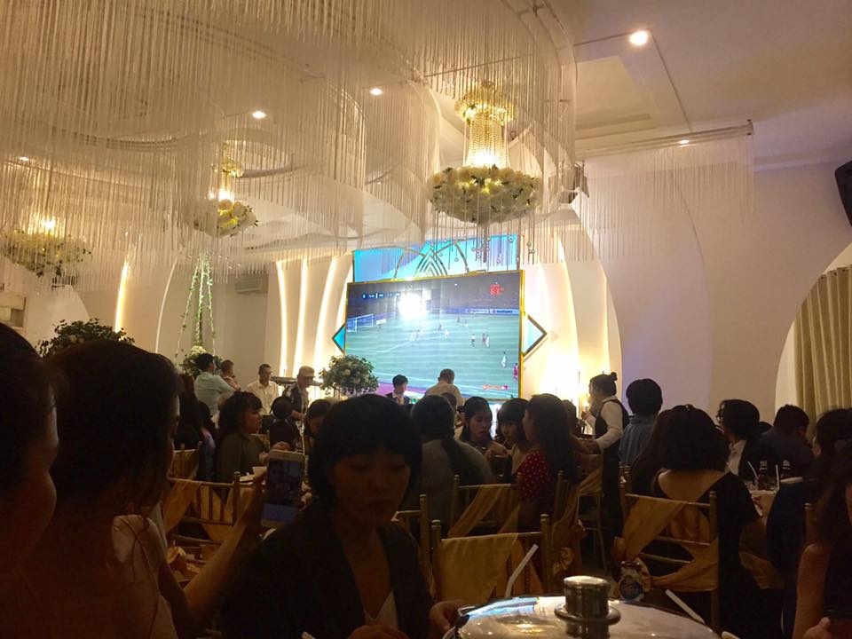 Co vu bong da trong dam cuoi anh 1