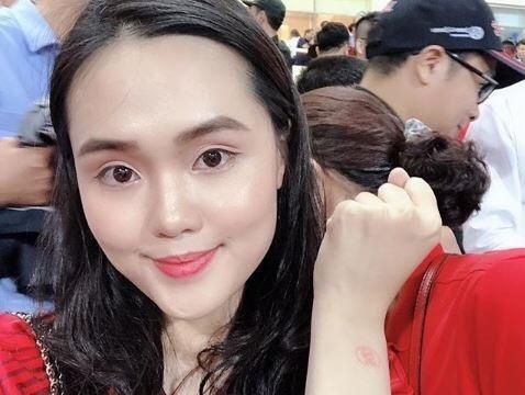 Hoi ban gai cau thu ‘di bao’ chuc mung chien thang cua tuyen Viet Nam hinh anh