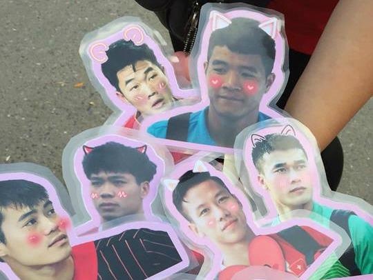 Khac hinh HLV Park len toc, cam quat in hinh cau thu den san My Dinh hinh anh