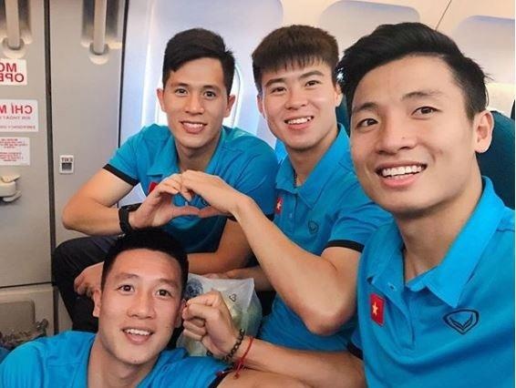 Cau thu tuyen Viet Nam hao hung check-in sang Malaysia da chung ket hinh anh