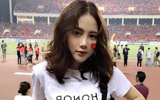 Nu CDV xinh dep tren san My Dinh: 'Viet Nam se thang 2-0 o chung ket' hinh anh