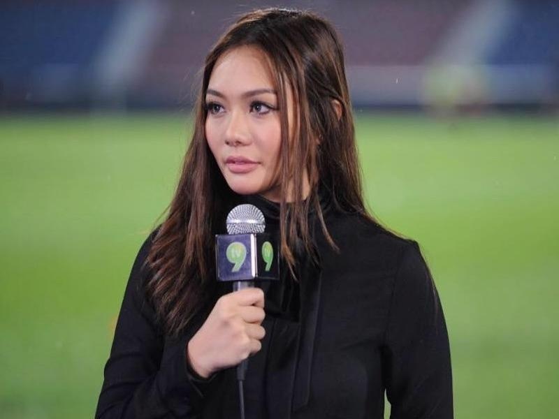 Ban gai MC xinh dep, hon 5 tuoi cua ngoi sao tuyen Malaysia hinh anh
