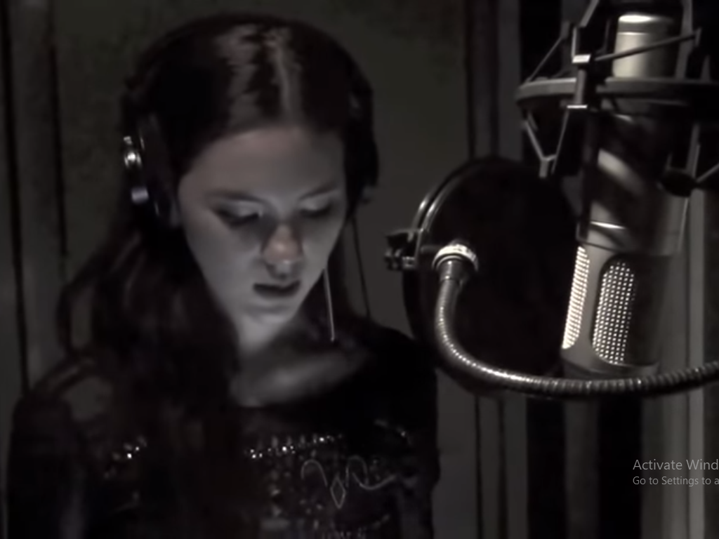 Tan Hoa hau Hoan vu 2018 cover 'Set fire to the rain' cua Adele hinh anh