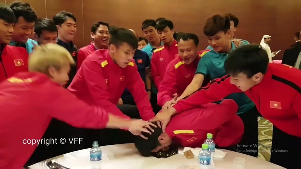 Duc Huy bi dong doi an dau vao banh nhan sinh nhat tuoi 24 hinh anh