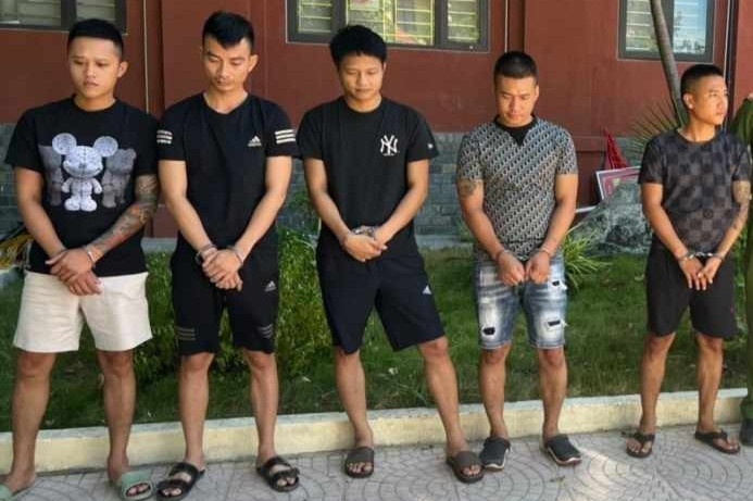 Khoi to vu 2 nhom thanh nien hon chien gay nao loan hinh anh