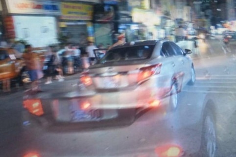 Sau khi bo chay keo theo CSGT, tai xe taxi du nam giua duong an va hinh anh
