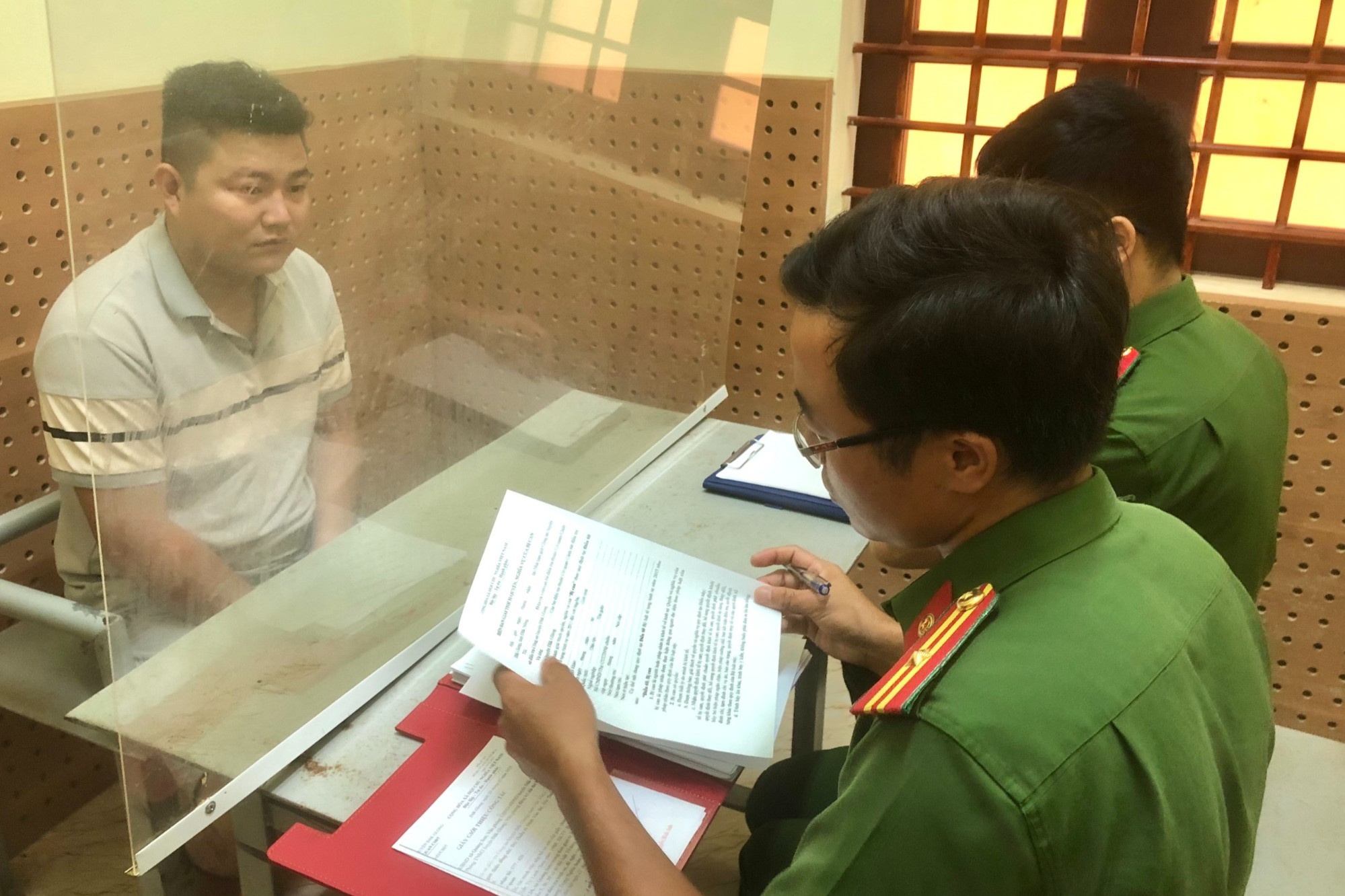 Sap bay cap nam nu anh 1