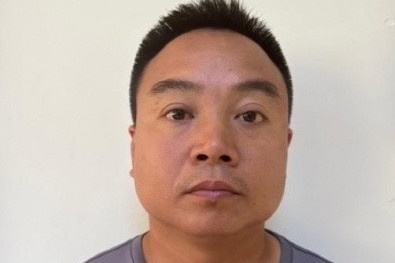 Tam giu hinh su chu cua hang quat va nhan vien hanh hung phong vien hinh anh