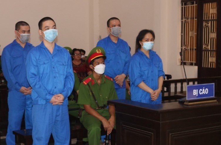 Mau thuan tien bac, thue sat hai nguoi voi gia 5.000 euro hinh anh