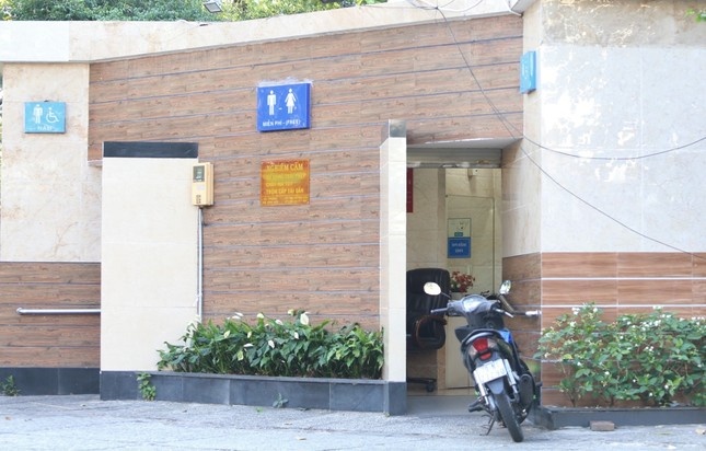 TP.HCM xay them nha ve sinh cong cong tai ben pha, ben xe, bai do xe hinh anh