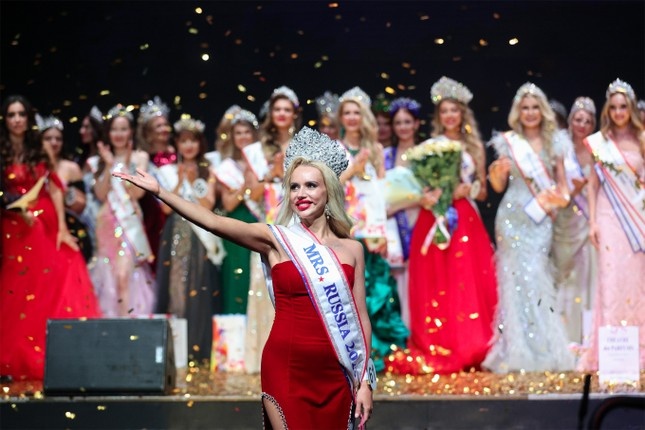 Anh tren mang cua Hoa hau Quy ba Nga khac xa doi thuc hinh anh