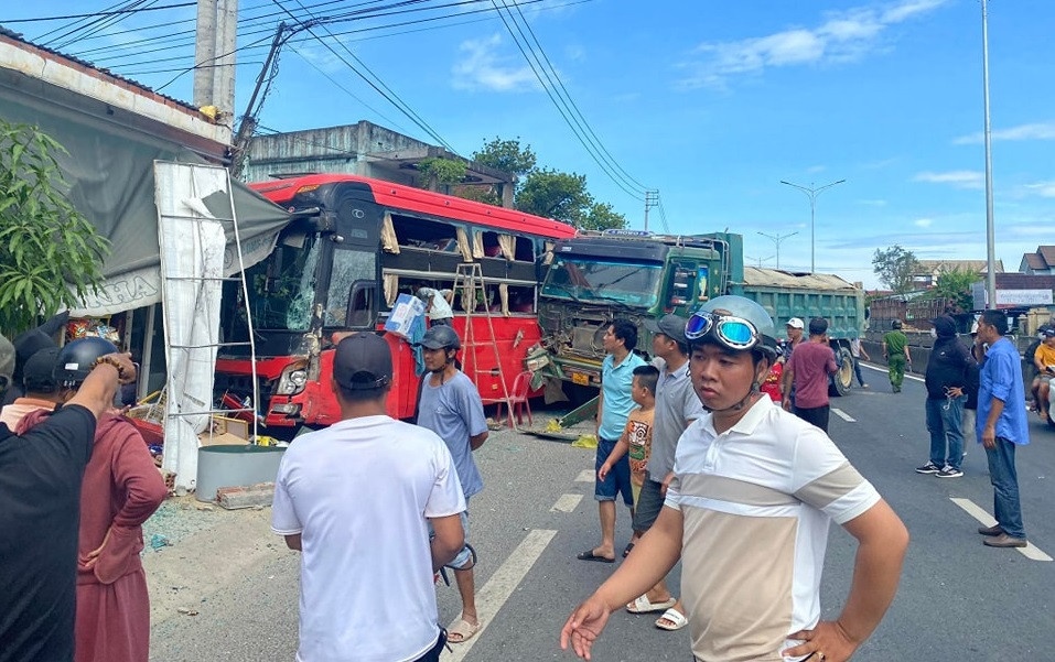 Oto khach lao vao nha dan sau va cham xe tai hinh anh