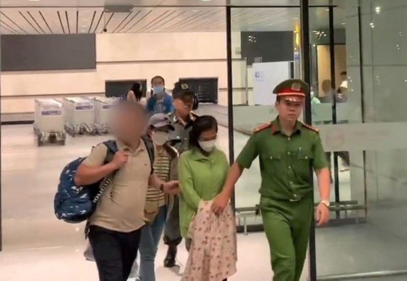 Bat giu nguoi phu nu sau 21 nam thay ten doi ho tron lenh truy na hinh anh