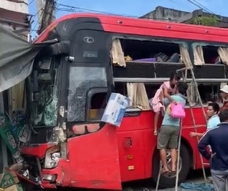 oto lao vao nha dan anh 1