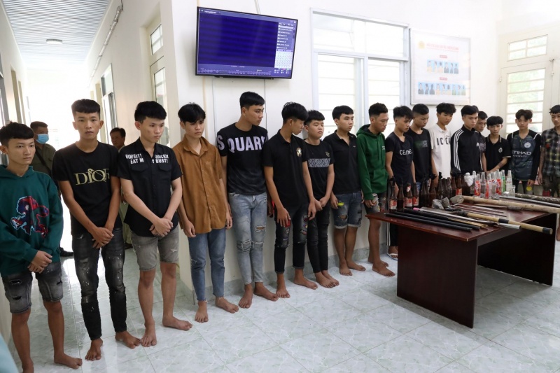 Bat tam giam 21 nguoi su dung sung va ma tau gay roi hinh anh