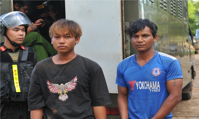 Ban giao 3 nguoi bi bat lam con tin vu tan cong UBND xa o Dak Lak hinh anh