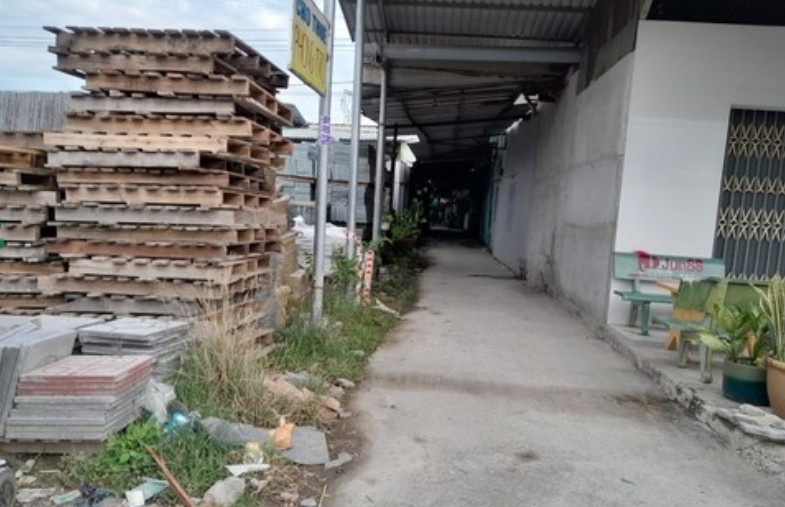 Hai nhom thanh nien mau thuan nghi no sung, 1 nguoi guc tai cho hinh anh