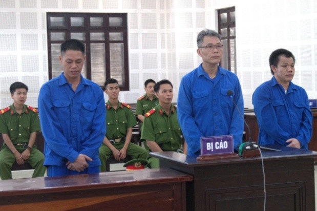 Lua cho Pitbull di can hang xom trong thuong hinh anh