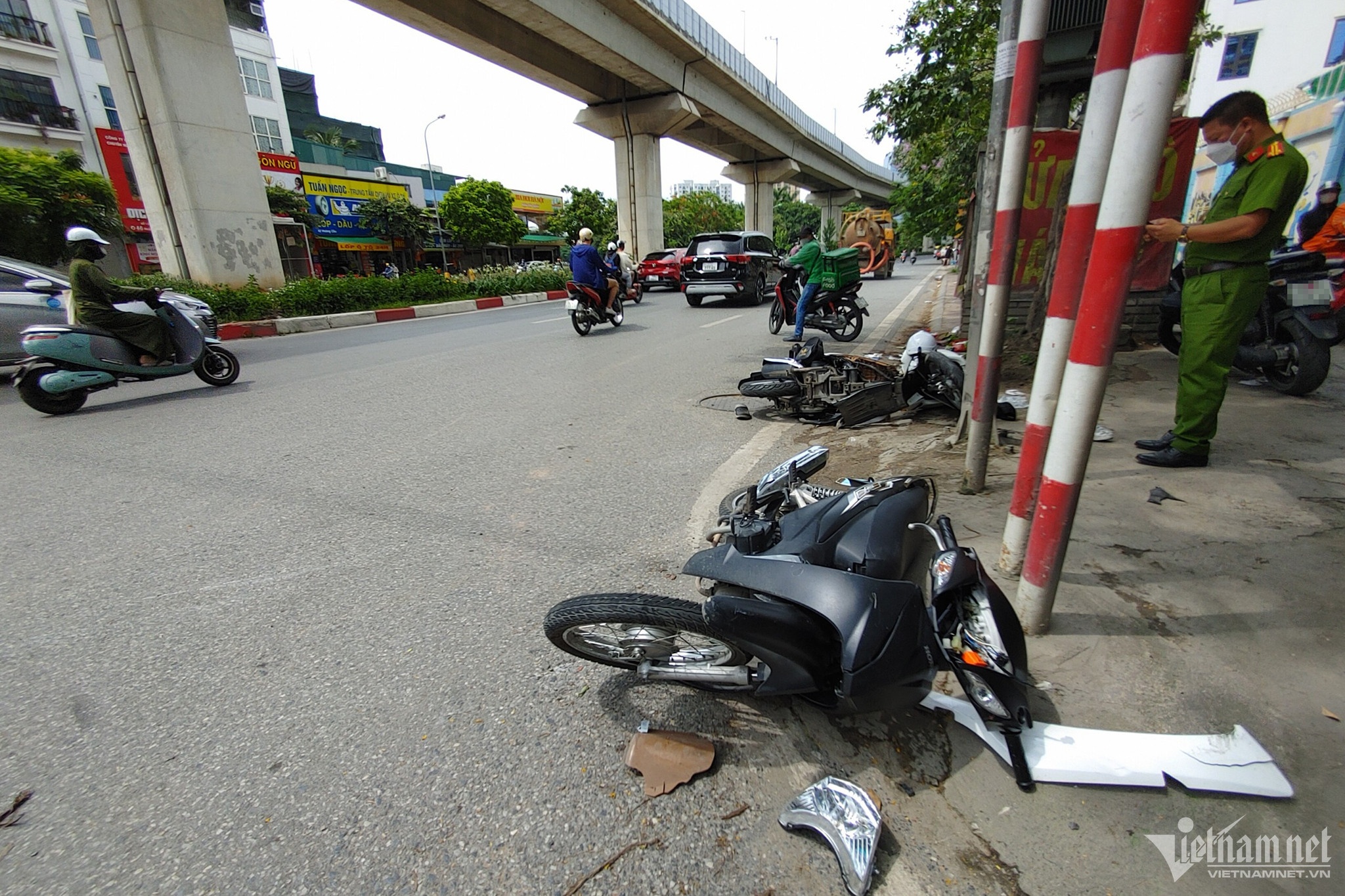 Hai xe may tong nhau, 3 nguoi vang ra bi thuong nang hinh anh