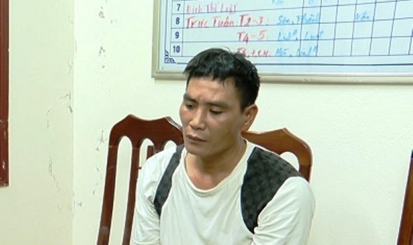 Bat giu nghi pham bi truy na toan quoc do dap vo chai bia vao ban nhau hinh anh